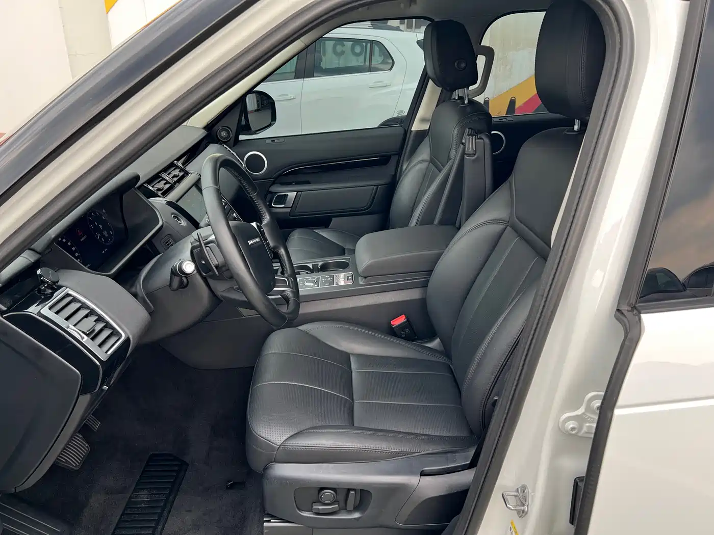 Land Rover Discovery 2020 3.0 SC V6 SE фото 16