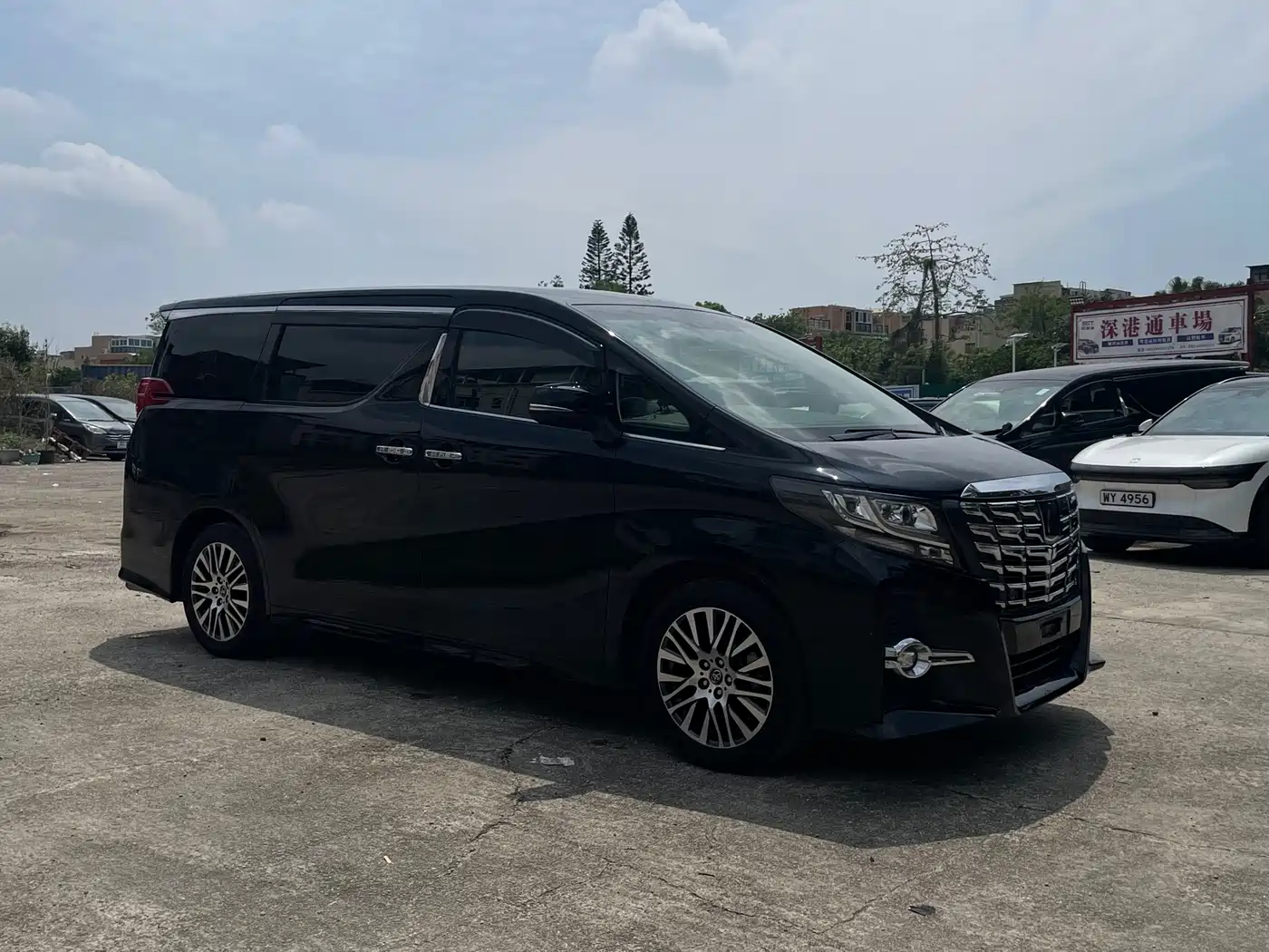 Toyota Alphard фото 2