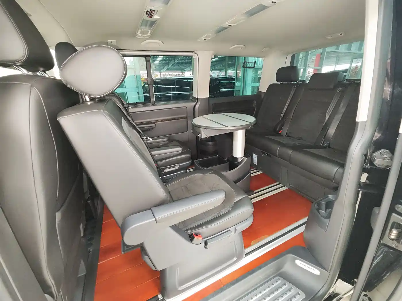 Volkswagen Multivan 2018 2.0TSI 4WD Premium Edition 7-Seater фото 16
