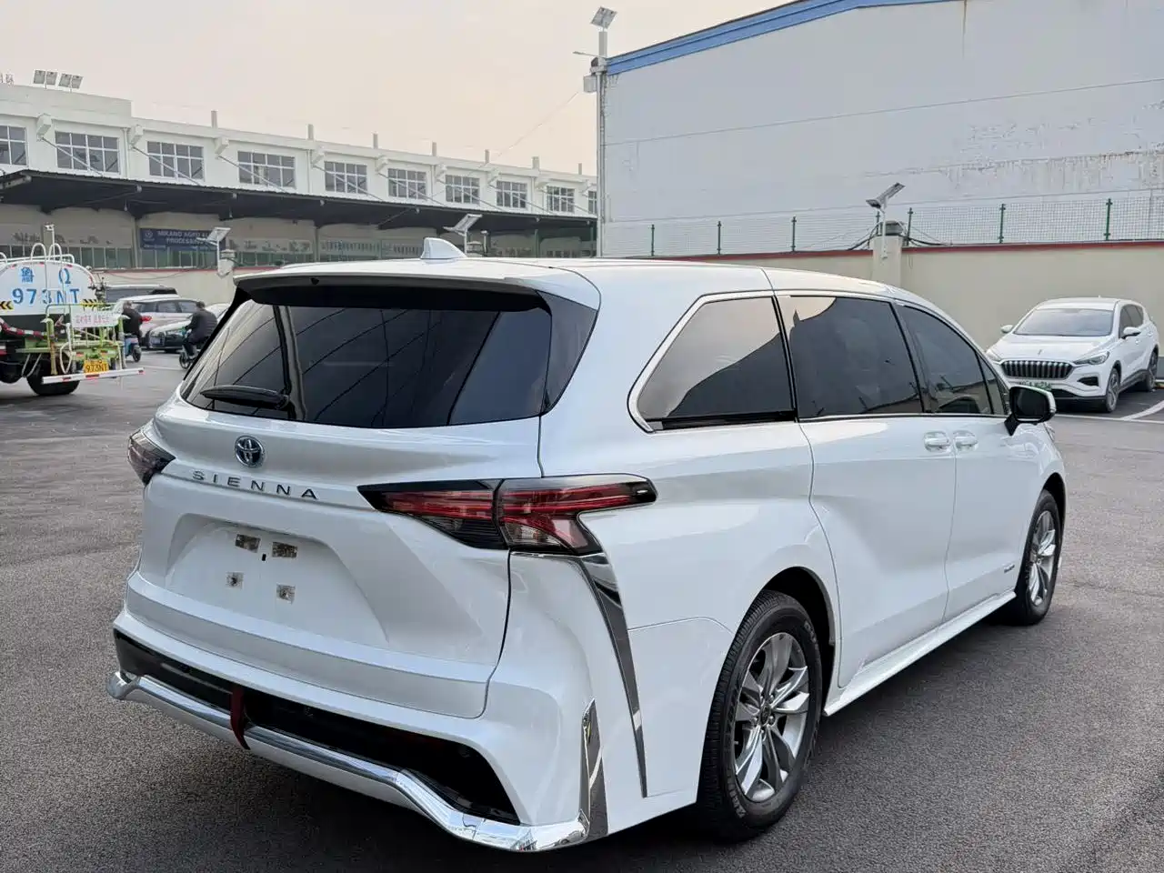 Toyota Sienna 2024 2.5L Hybrid Luxury Edition фото 8