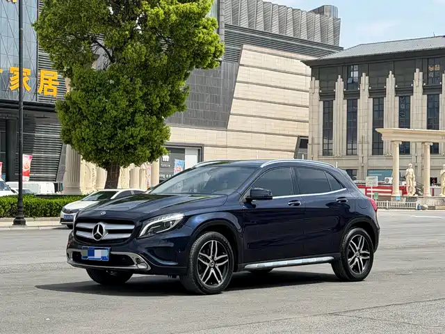 MERCEDES-BENZ GLA
