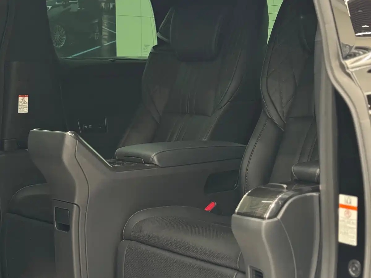 Lexus LM 2020 300h 4-Seat Imperial Edition фото 5