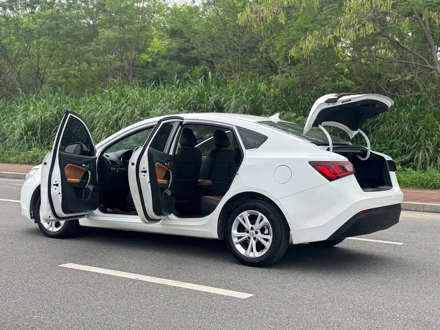 MG GT 2018 2016 Model 1.5L Automatic Premium Luxury Edition