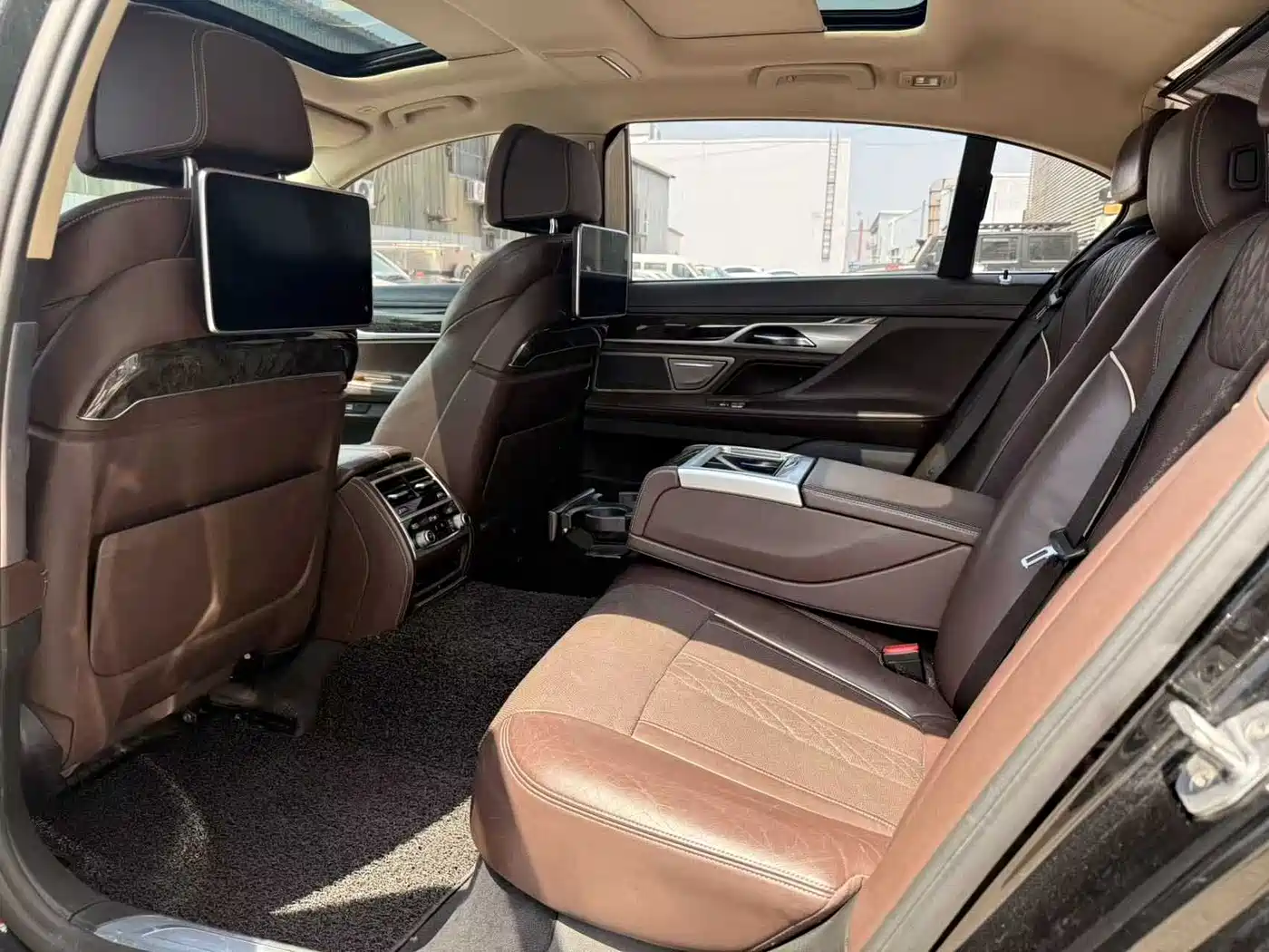 BMW 7 Series 2016 740Li Leading Edition фото 9