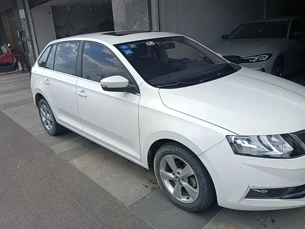 Škoda Skoda Rapid Spaceback 2018 1.6L Automatic Comfort фото 4