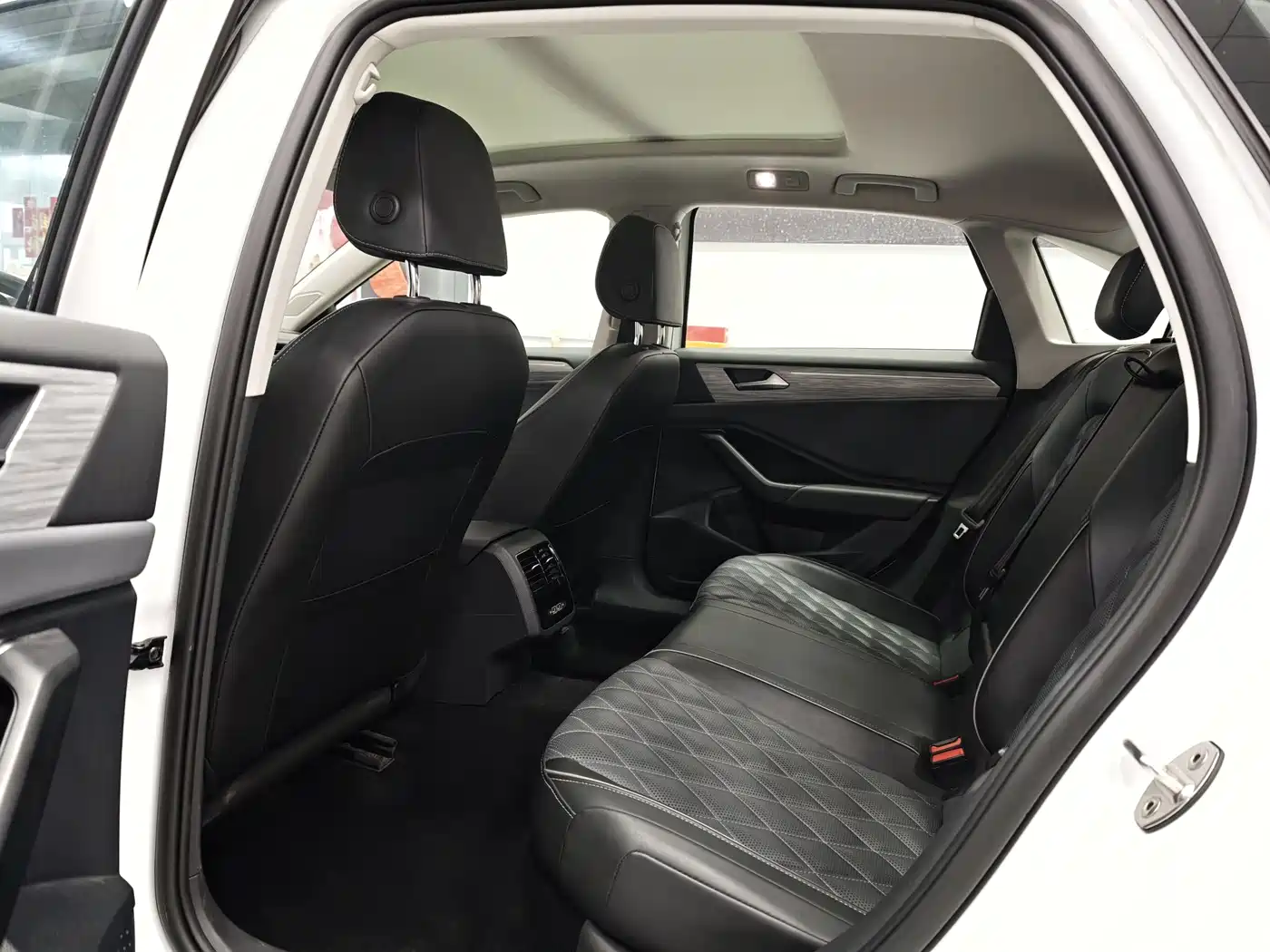 Volkswagen Sagitar 2023 300TSI DSG Surpassing Edition фото 10