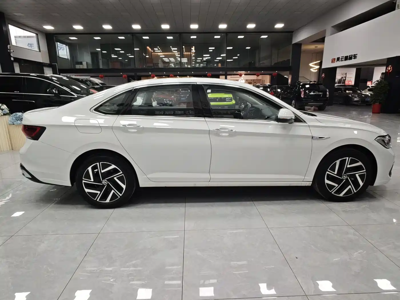 Volkswagen Sagitar 2023 300TSI DSG Surpassing Edition фото 6