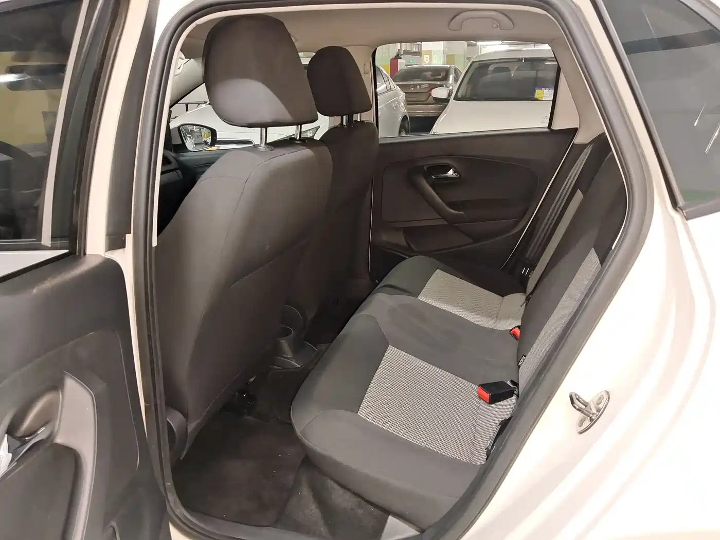 Volkswagen Polo 2014 1.4L Manual Trend Edition фото 9