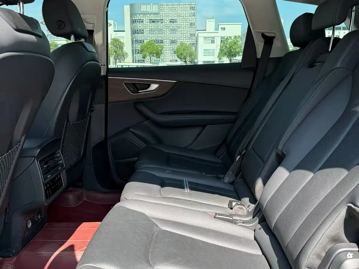 Photo 5 - Audi Q7