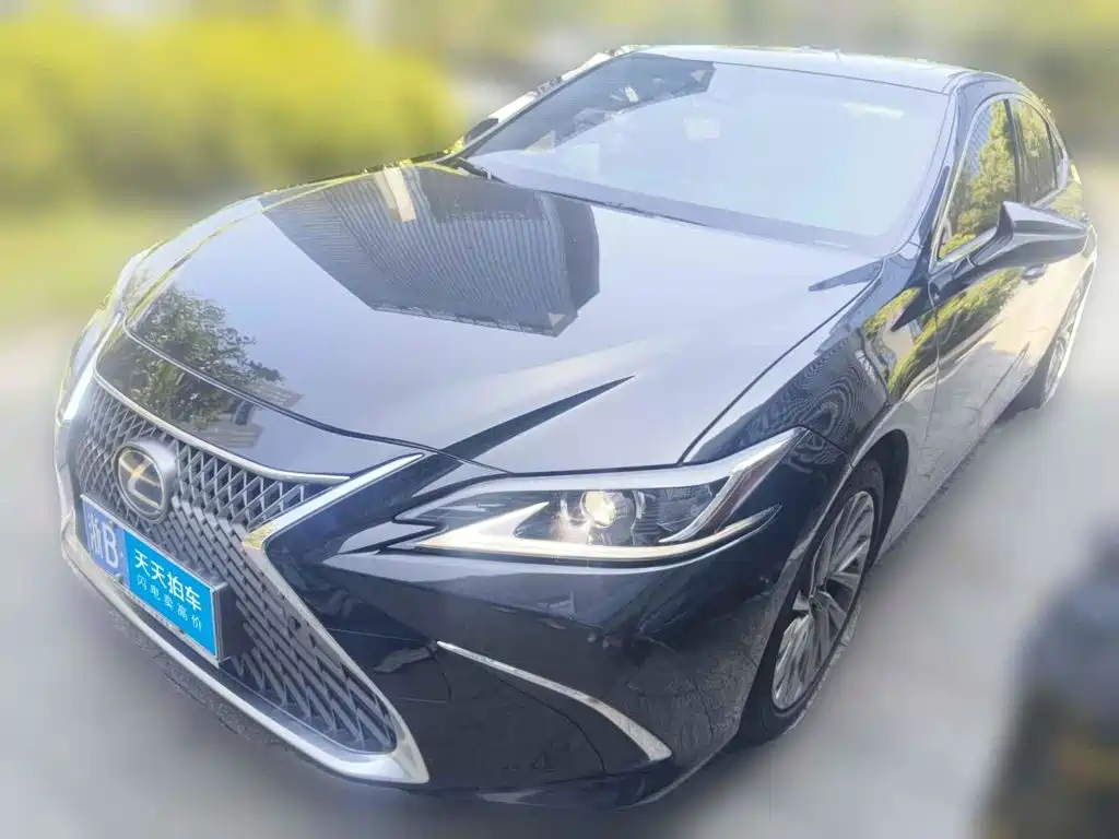 Фото 1 - Lexus ES