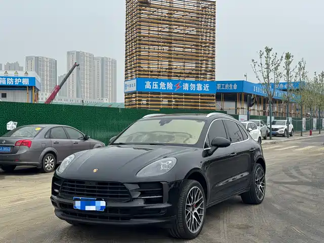 PORSCHE MACAN
