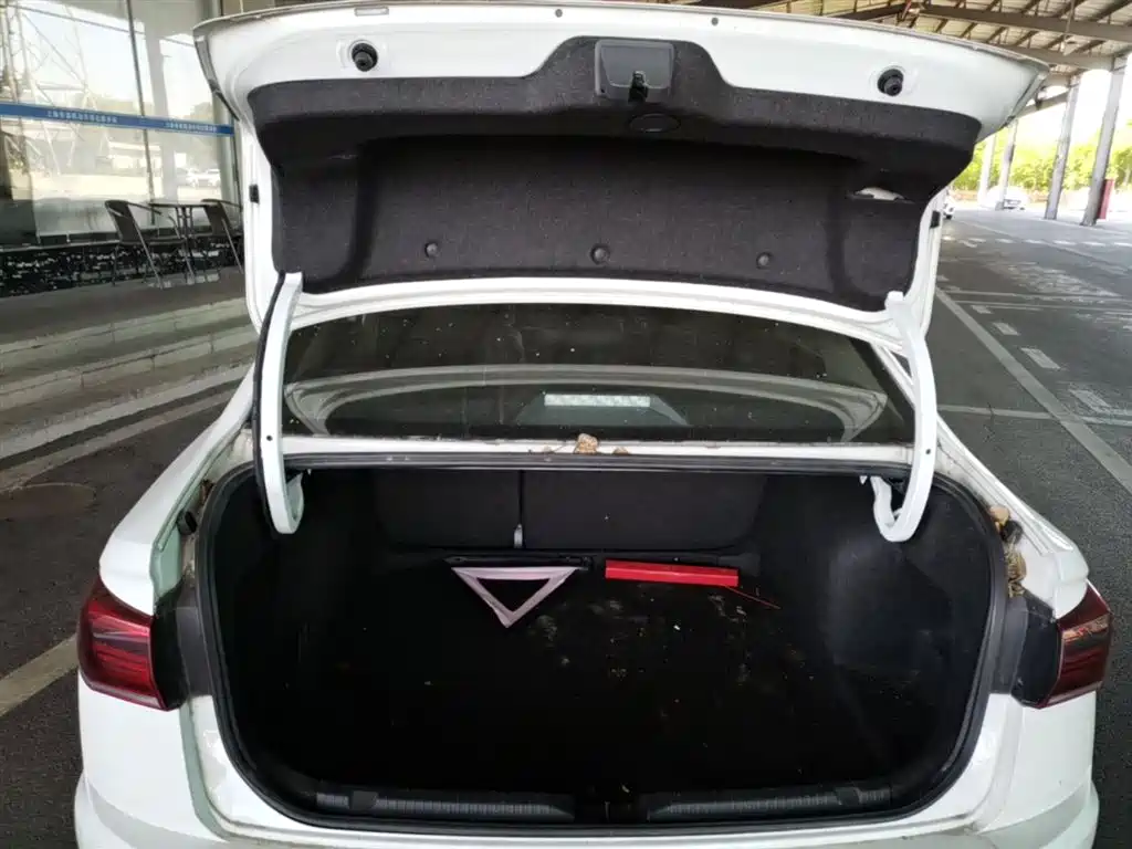 VOLKSWAGEN BORA