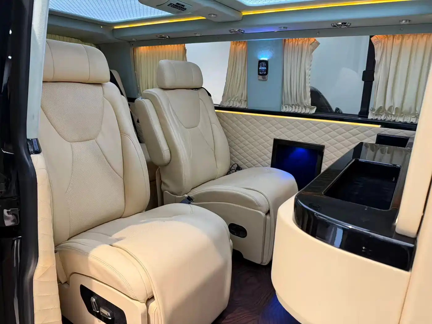 Volkswagen Caravelle 2018 2.0TSI 4WD Luxury Edition 7-Seater фото 7
