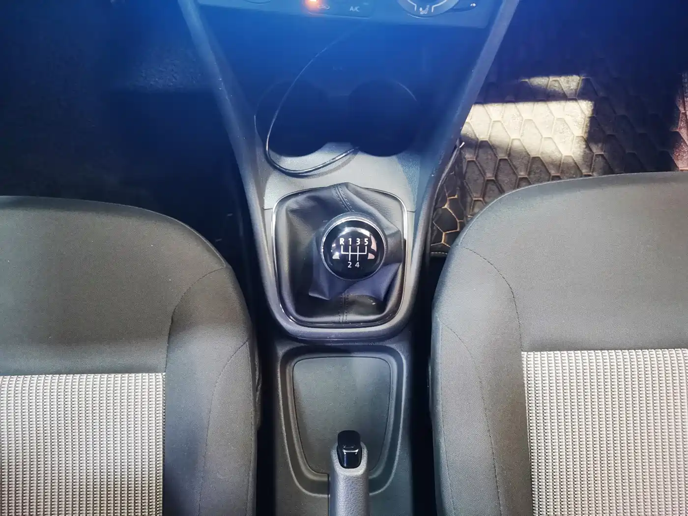 Volkswagen Polo 2018 1.5L Manual Safe Drive фото 19