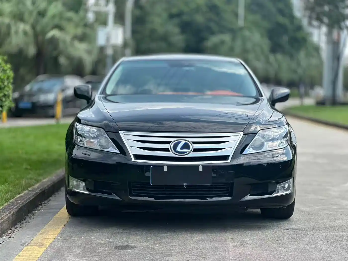 Photo 2 - Lexus LS