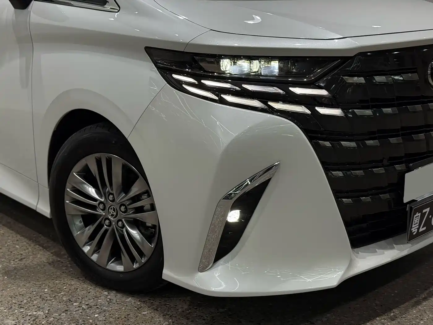 Toyota Alphard 2025 Hybrid 2.5L Ultimate Gold Edition фото 22