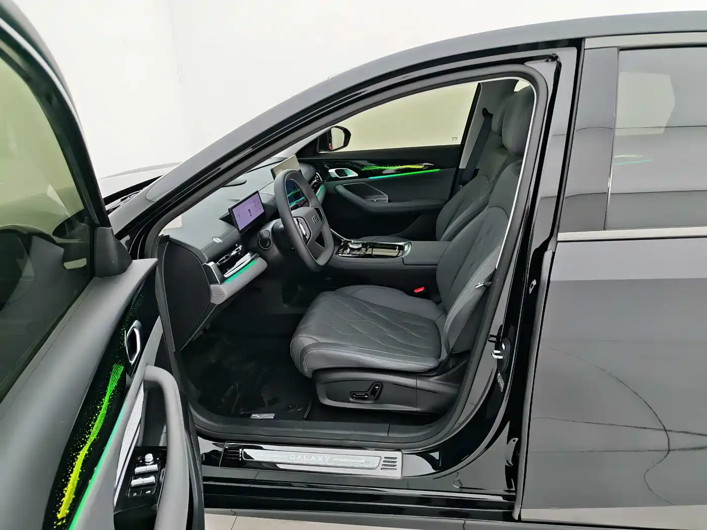 Geely Galaxy Galaxy A7 2025 EM-i 150km Explorer+ Edition фото 14