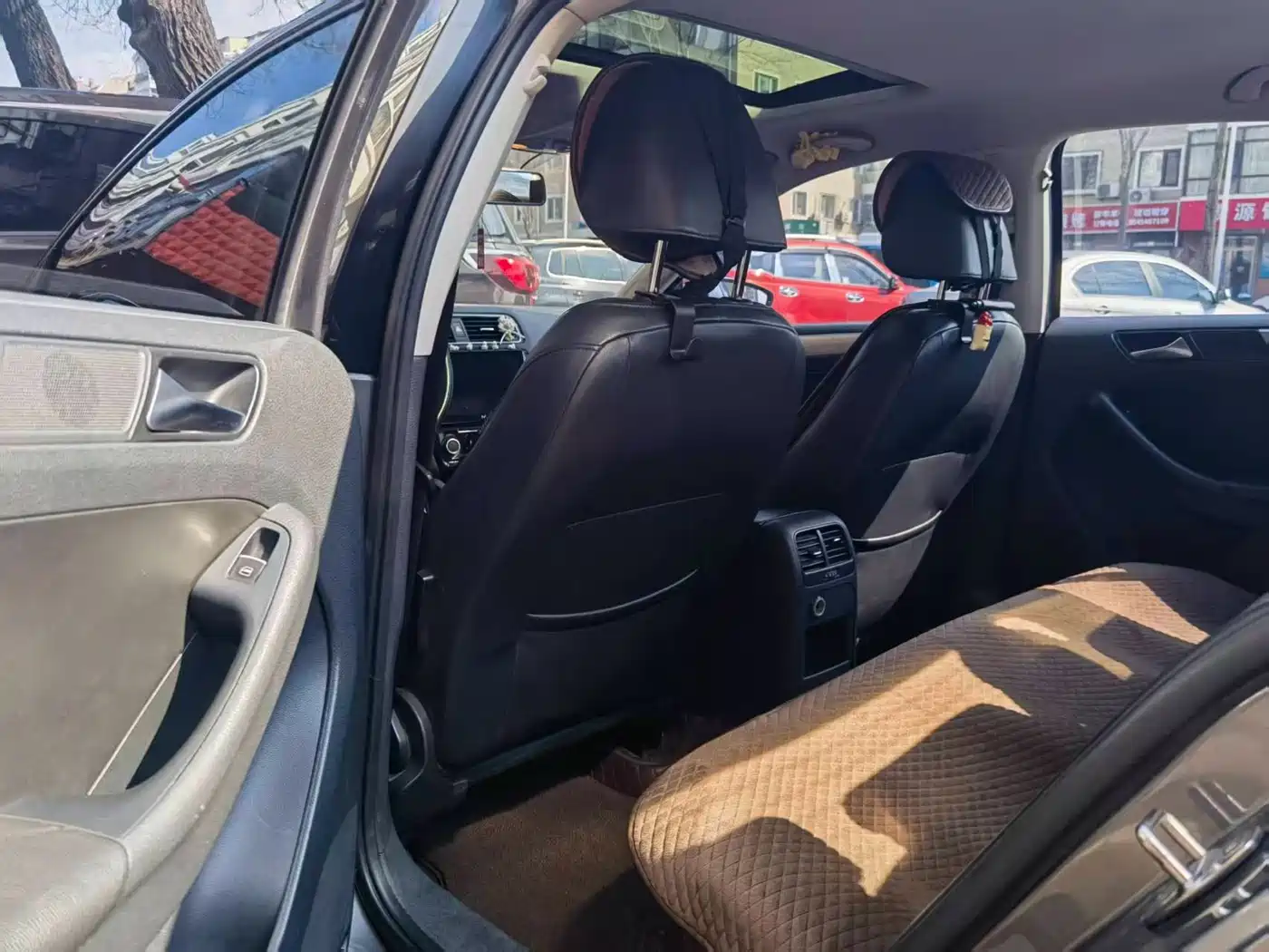 Volkswagen Sagitar 2012 1.6L Automatic Comfort Type фото 9