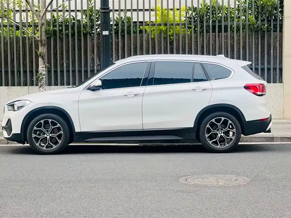 BMW X1 2022 sDrive25Li Leading фото 2