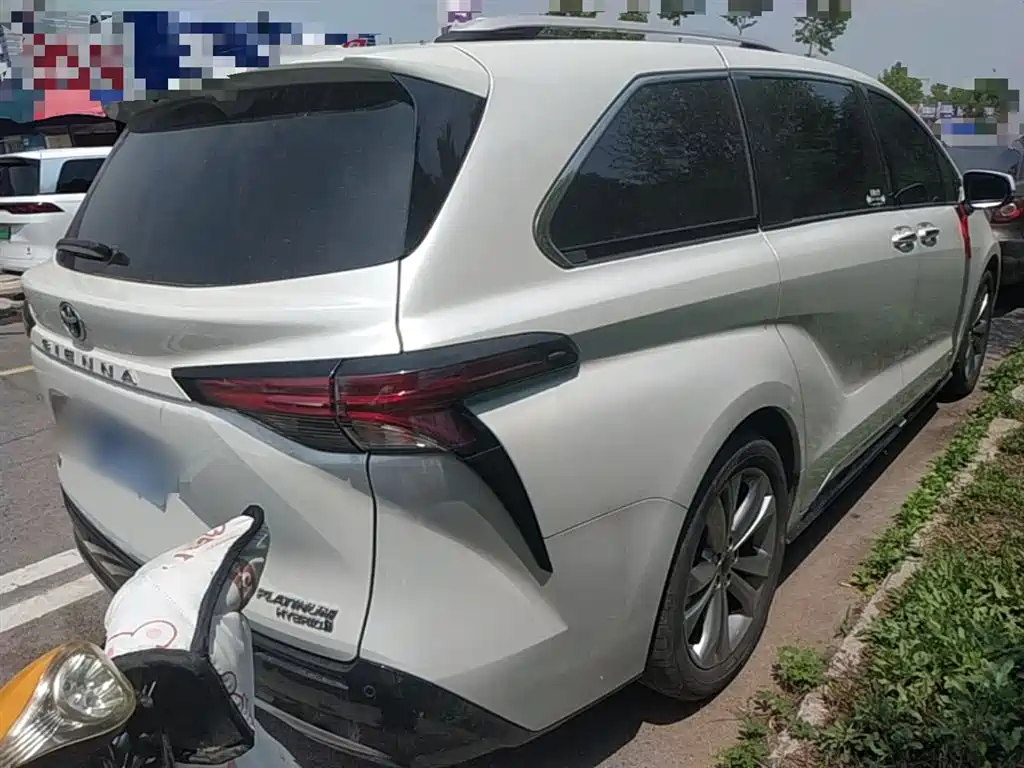 Toyota Sienna 2021 2.5L Hybrid Platinum Edition фото 7