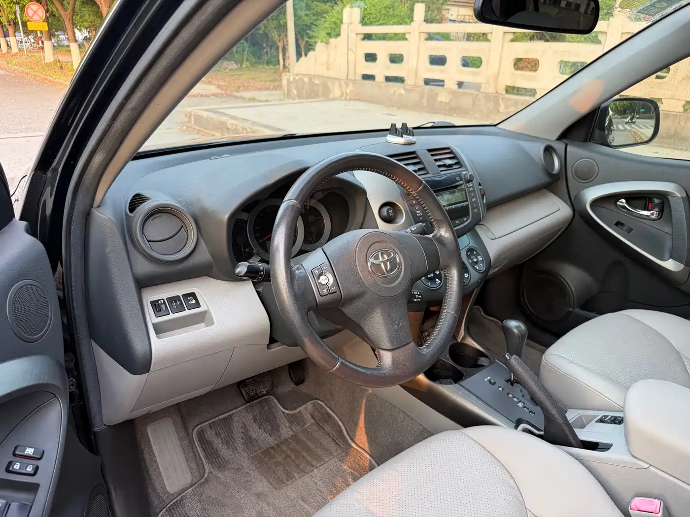 Toyota RAV4 Rongfang 2010 2.4L Automatic Luxury Upgrade Edition фото 9