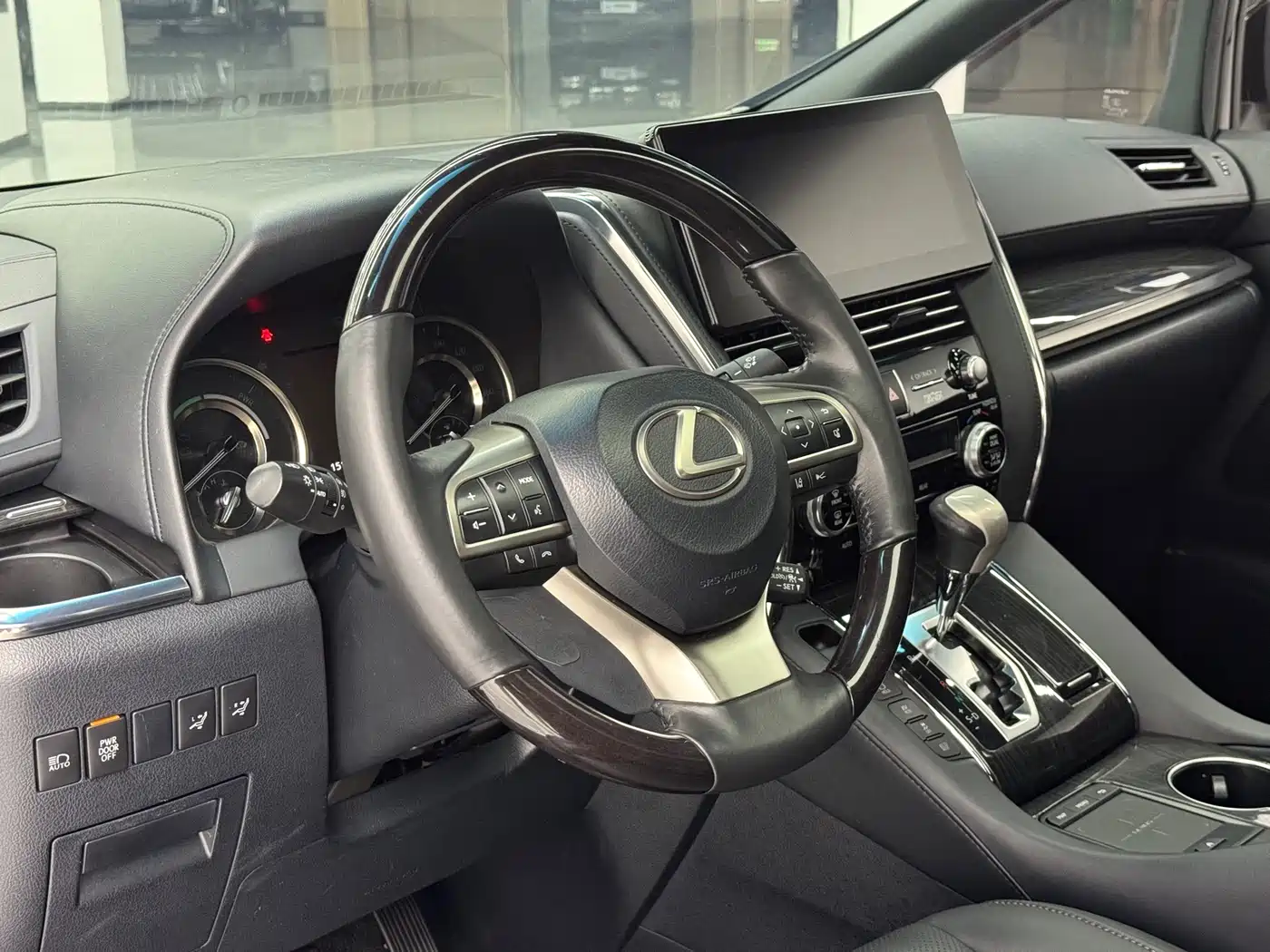 Lexus LM 2020 300h 4-Seat Imperial Edition фото 5