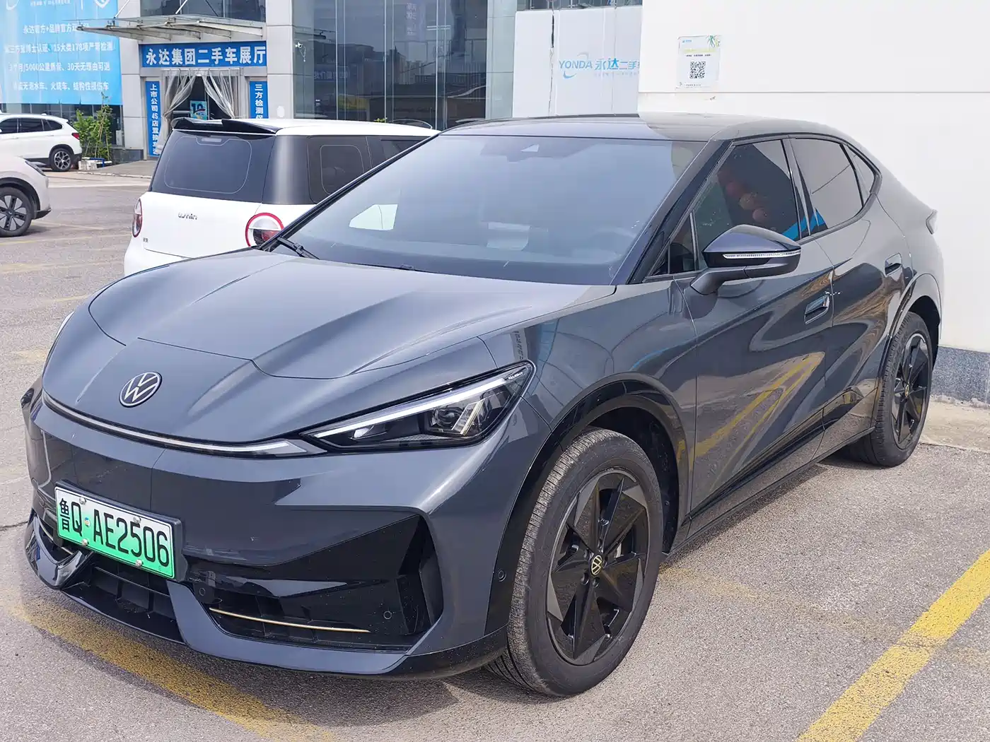 VOLKSWAGEN WITH THE CROWD 06