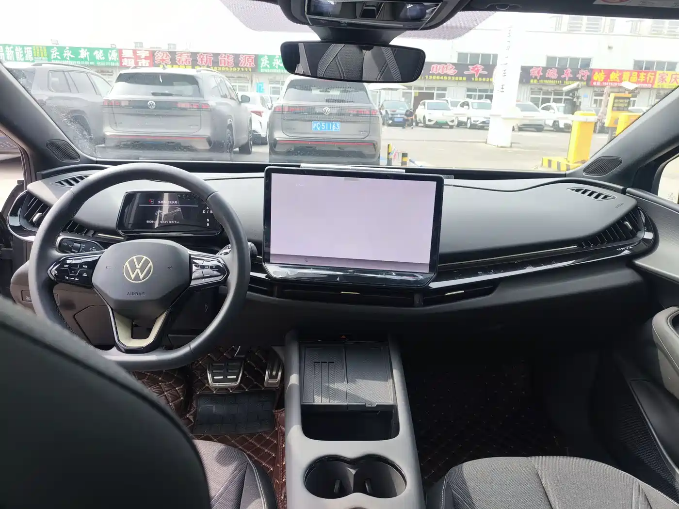 VOLKSWAGEN WITH THE CROWD 06