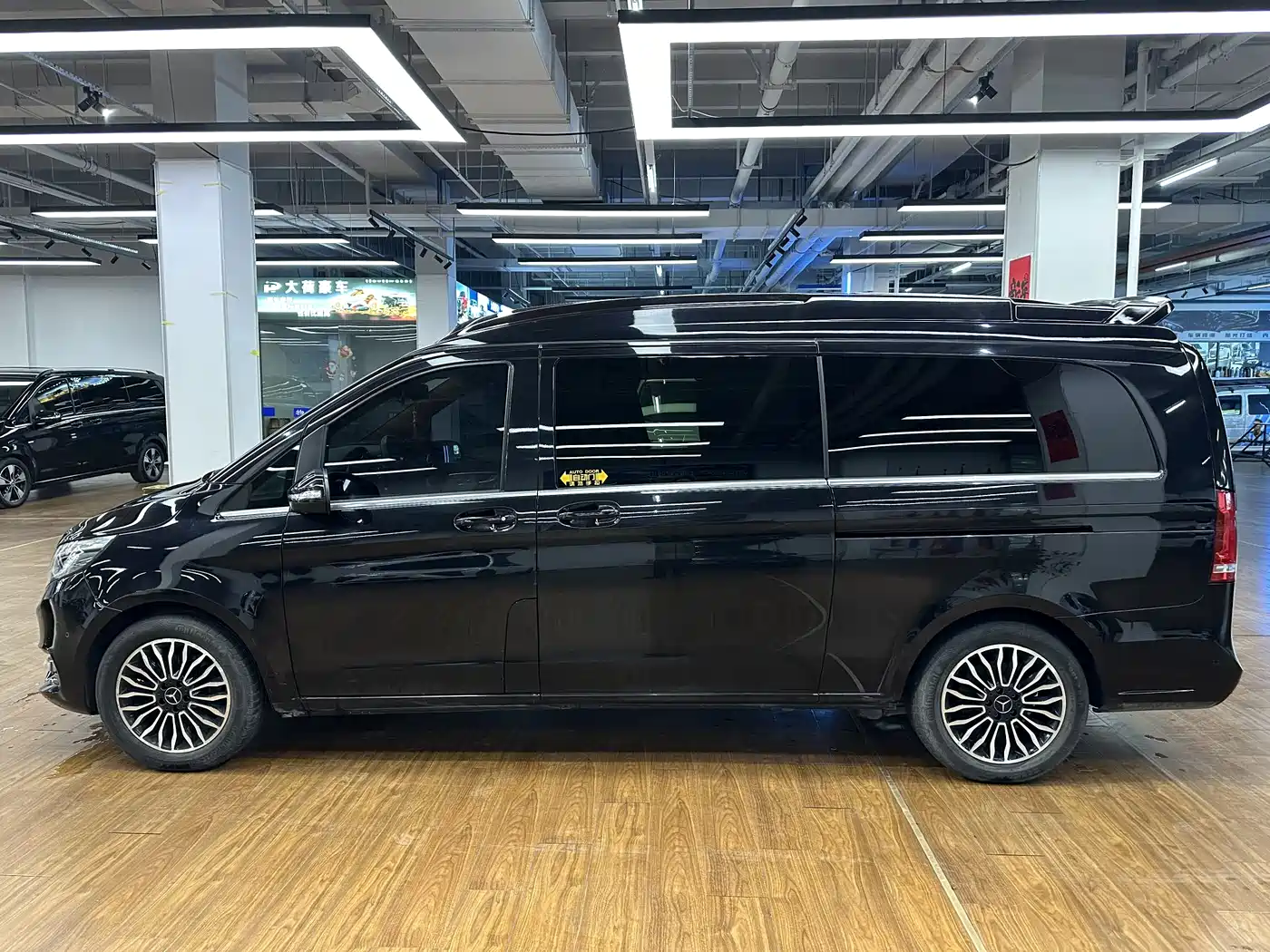 Mercedes-Benz V-Class 2018 V 260 L Premium Long Version China V фото 8