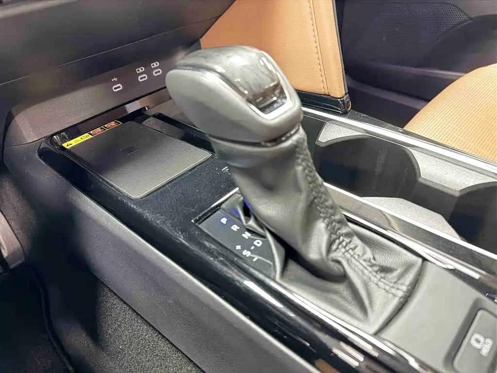 Toyota Camry 2024 Hybrid 2.0HG Premium Edition фото 18