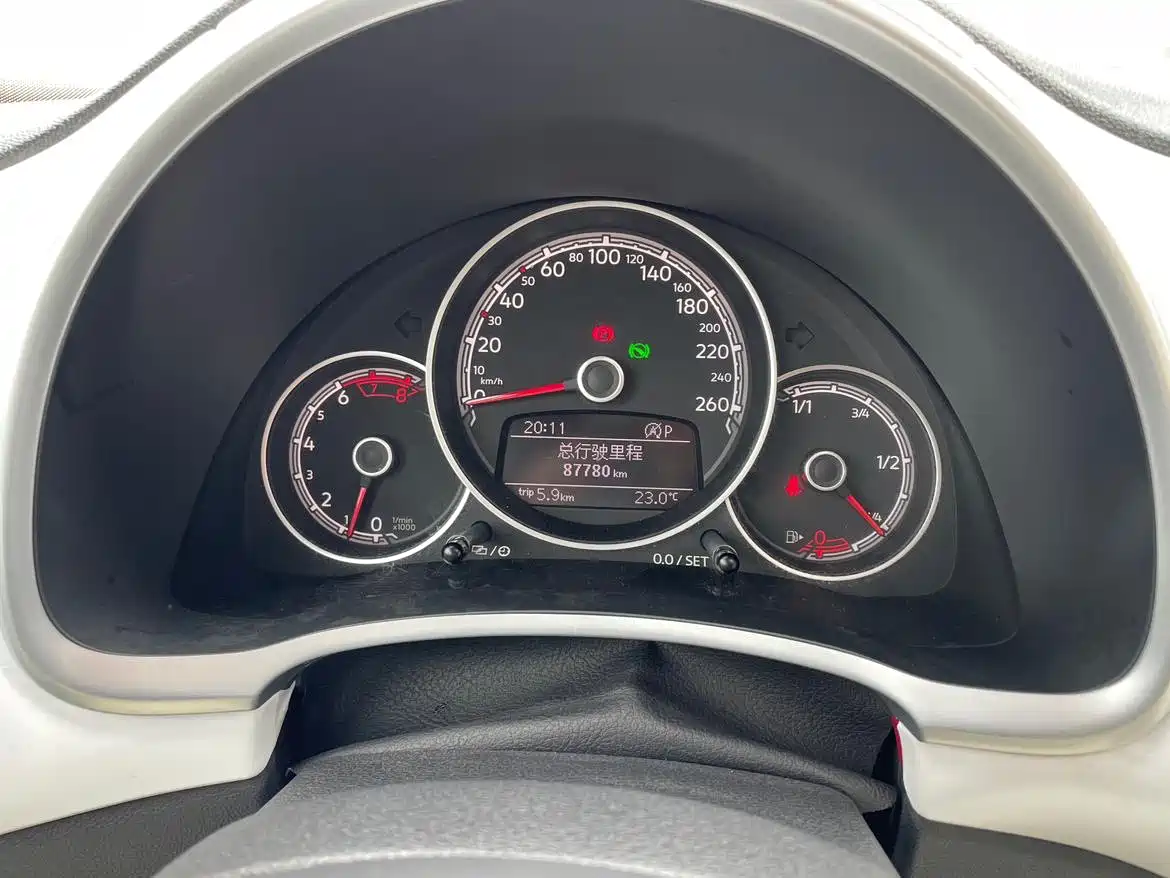 Volkswagen Beetle 2018 180TSI Trend Joy Edition фото 17
