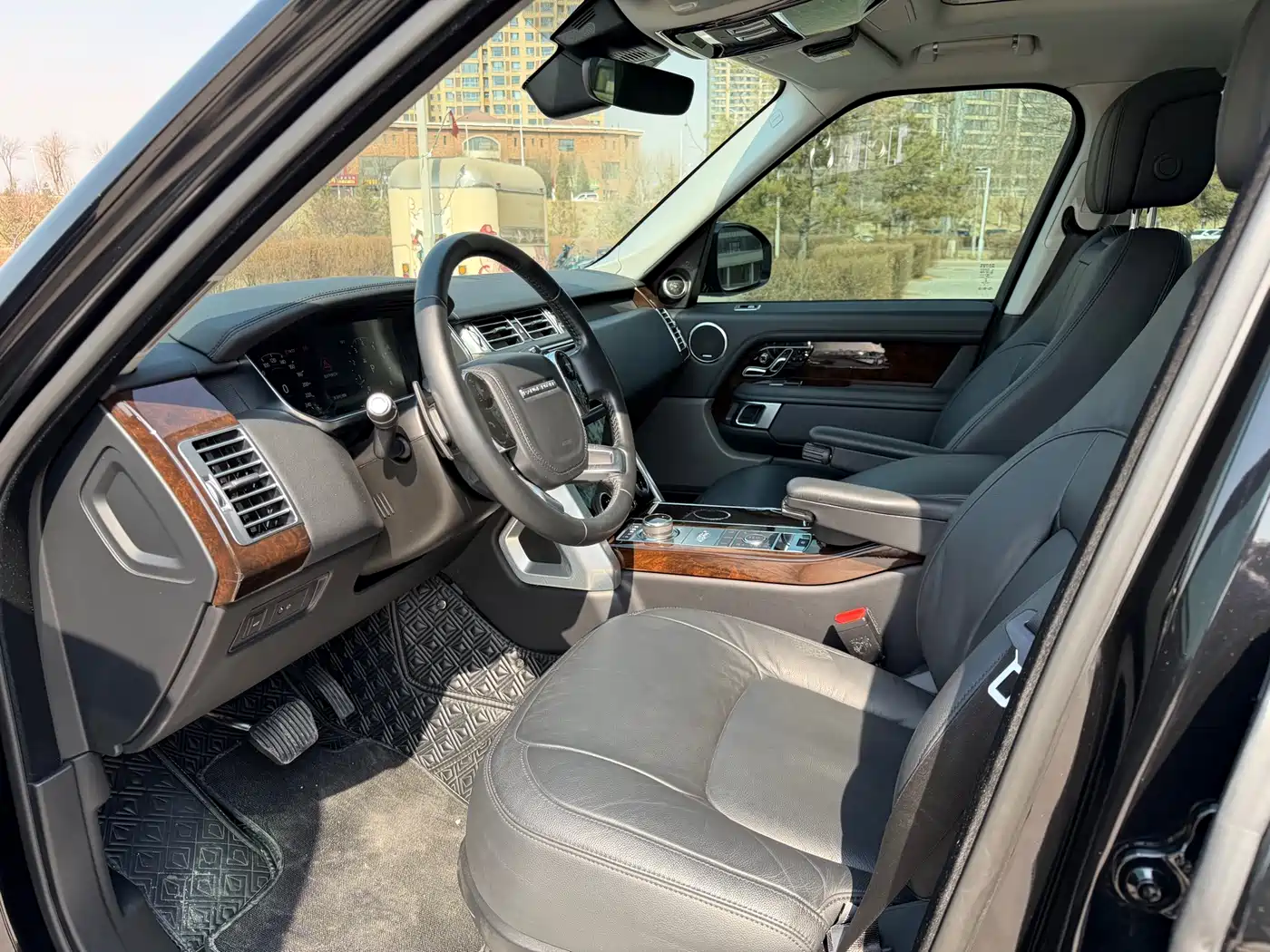 Land Rover Range Rover 2022 3.0 L6 360PS Golden Age Edition фото 8