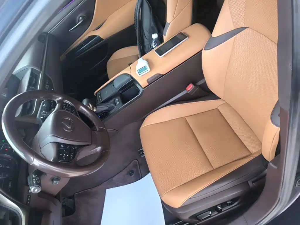 Photo 15 - Lexus ES