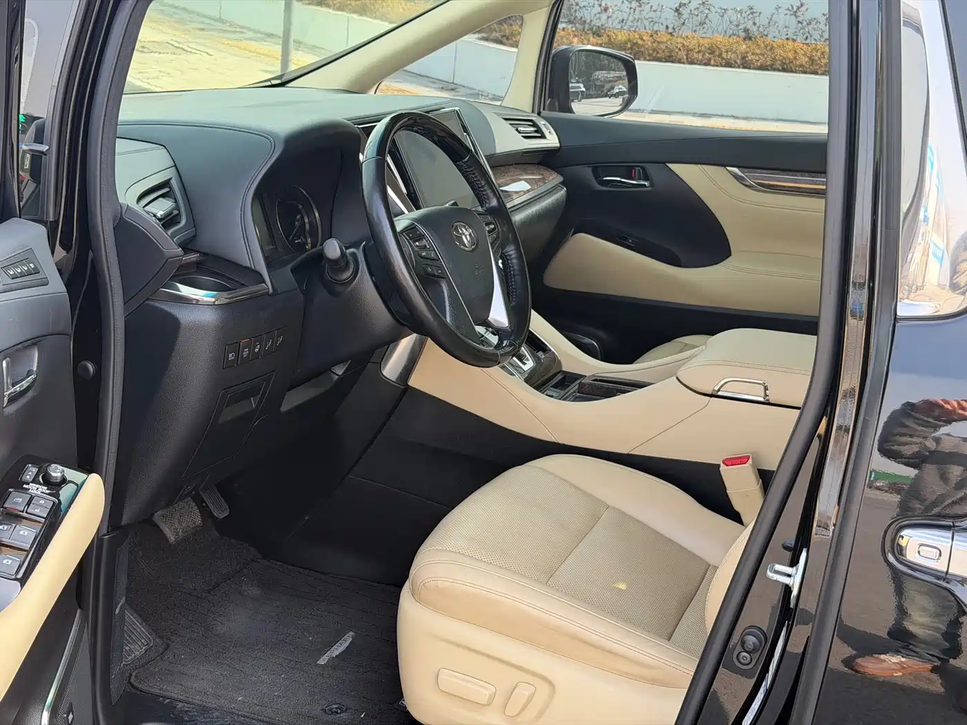 Toyota Alphard 2021 Hybrid 2.5L Ultimate фото 4