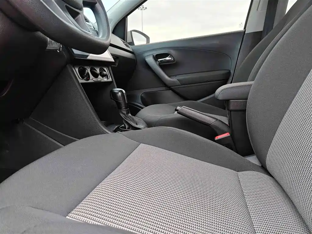 Volkswagen Polo 2018 1.5L Auto Safe Drive фото 17