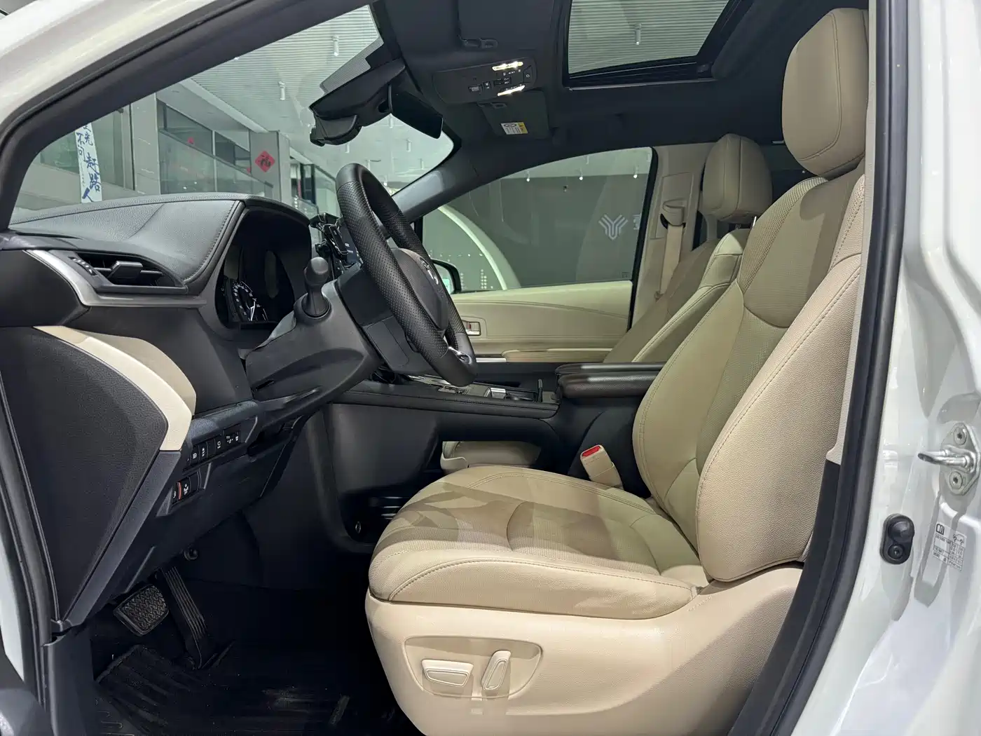 Toyota Granvia 2023 2.5L Hybrid VIP Edition фото 5