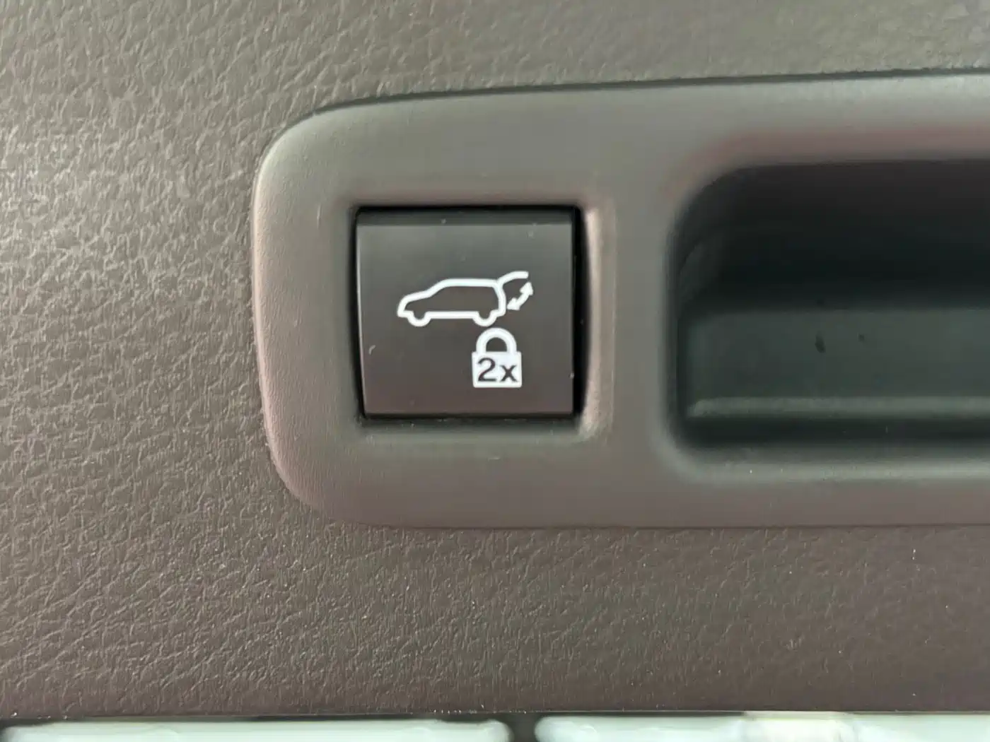 Toyota Granvia 2023 2.5L Hybrid VIP Edition фото 28