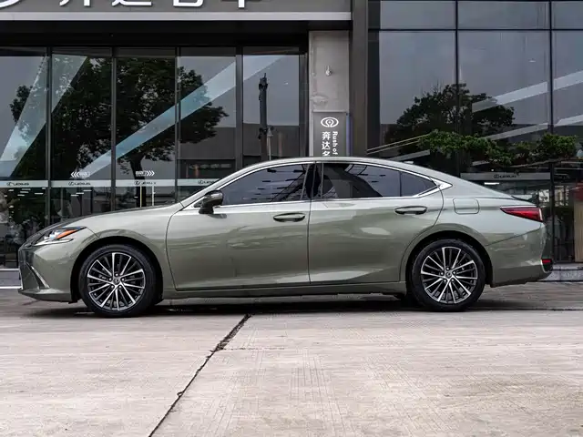 Lexus ES 2022 300h Ultimate Edition — фото 4