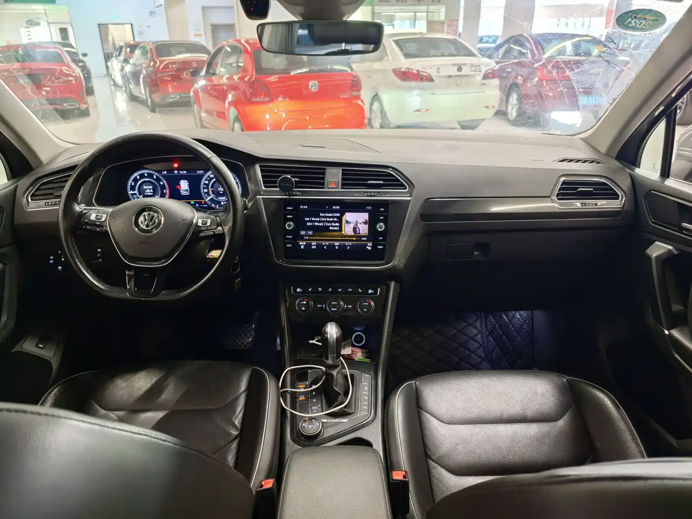 VOLKSWAGEN TIGUAN