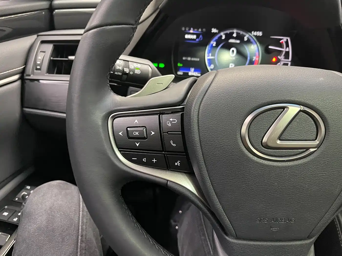 Фото 25 - Lexus ES