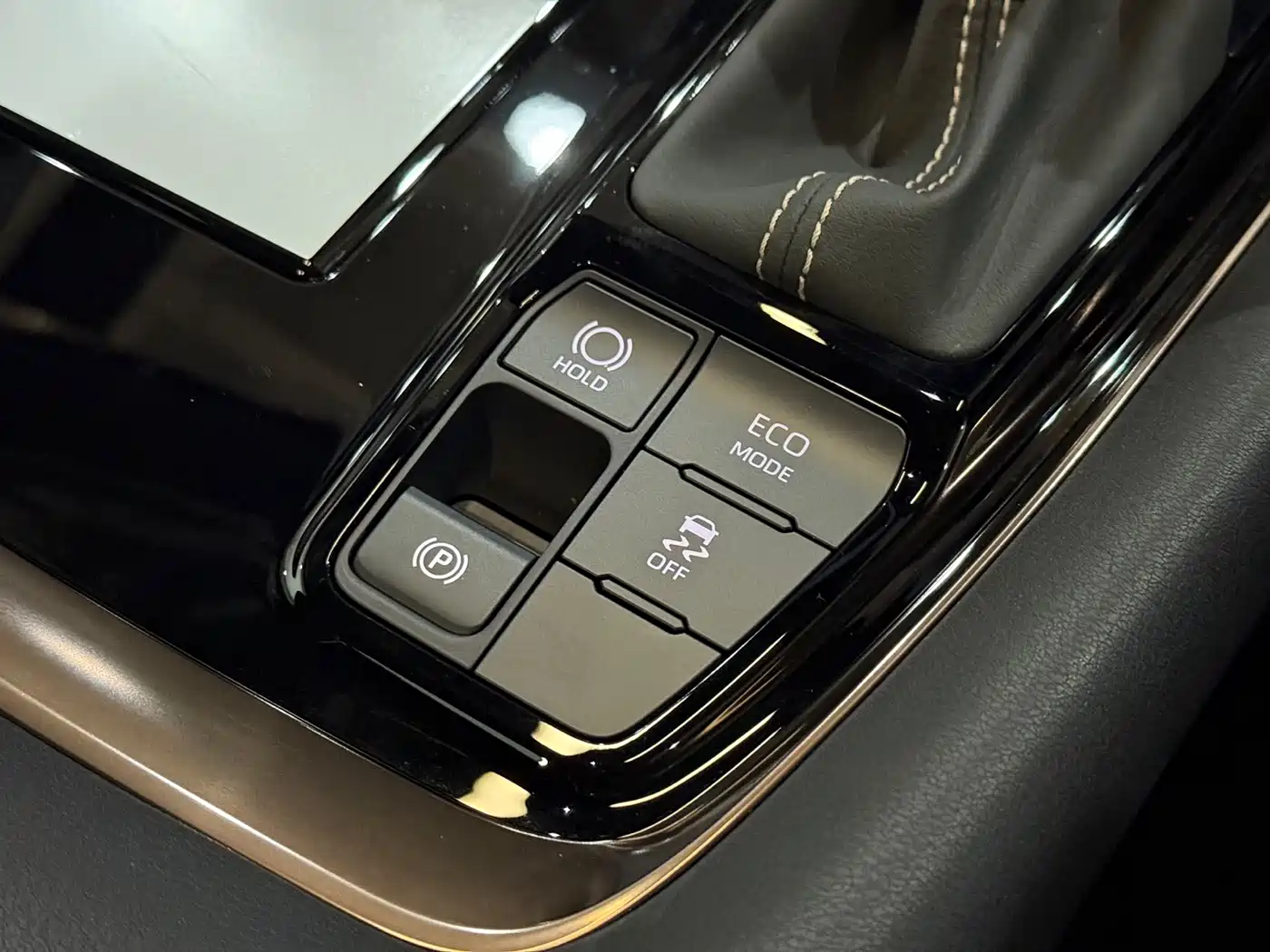 Toyota Alphard 2025 Hybrid 2.5L Ultimate Gold Edition фото 17