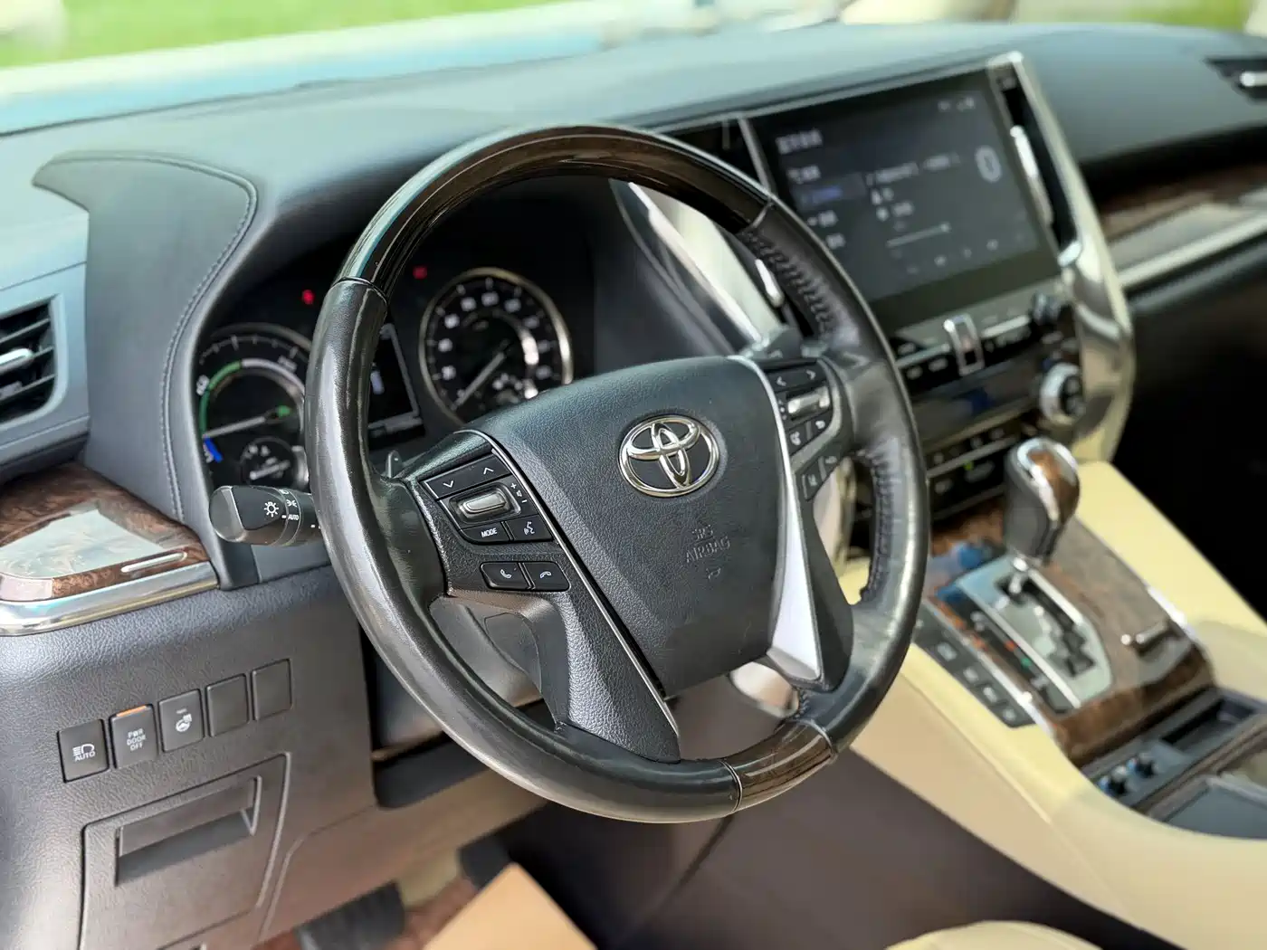 Toyota Alphard 2021 Hybrid 2.5L Luxury фото 4