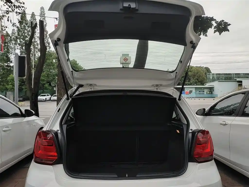 Volkswagen Polo 2016 1.4L Automatic Trend фото 19