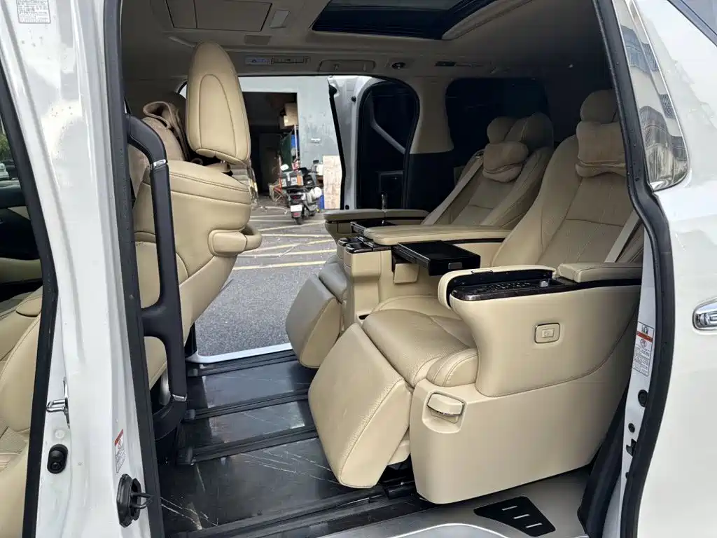 Фото 10 - Toyota Vellfire