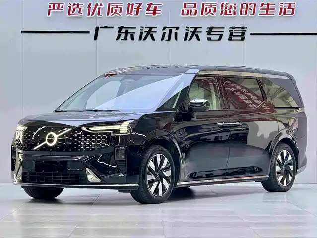 Volvo EM90 2024