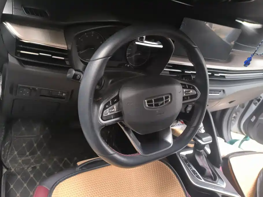 Фото 15 - Geely Vision X3