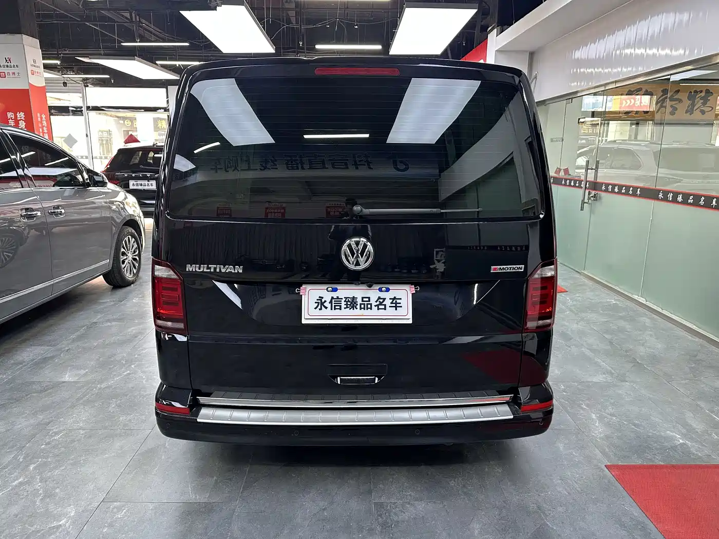 Volkswagen Multivan 2019 2.0TSI 4WD Premium 7-seater фото 4