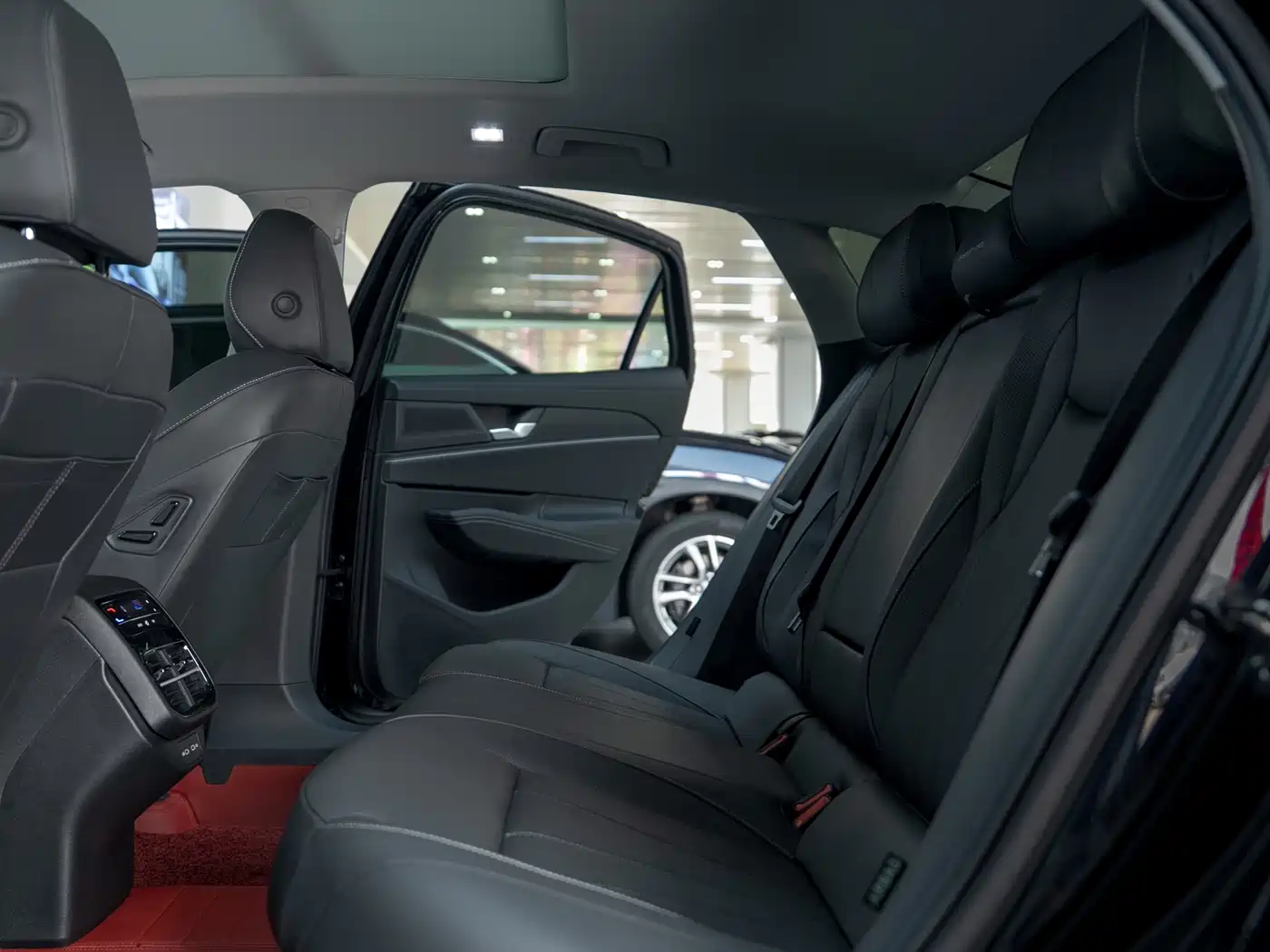 Volkswagen Passat 2025 Pro 380TSI Starlight Dragon Glory Edition фото 13