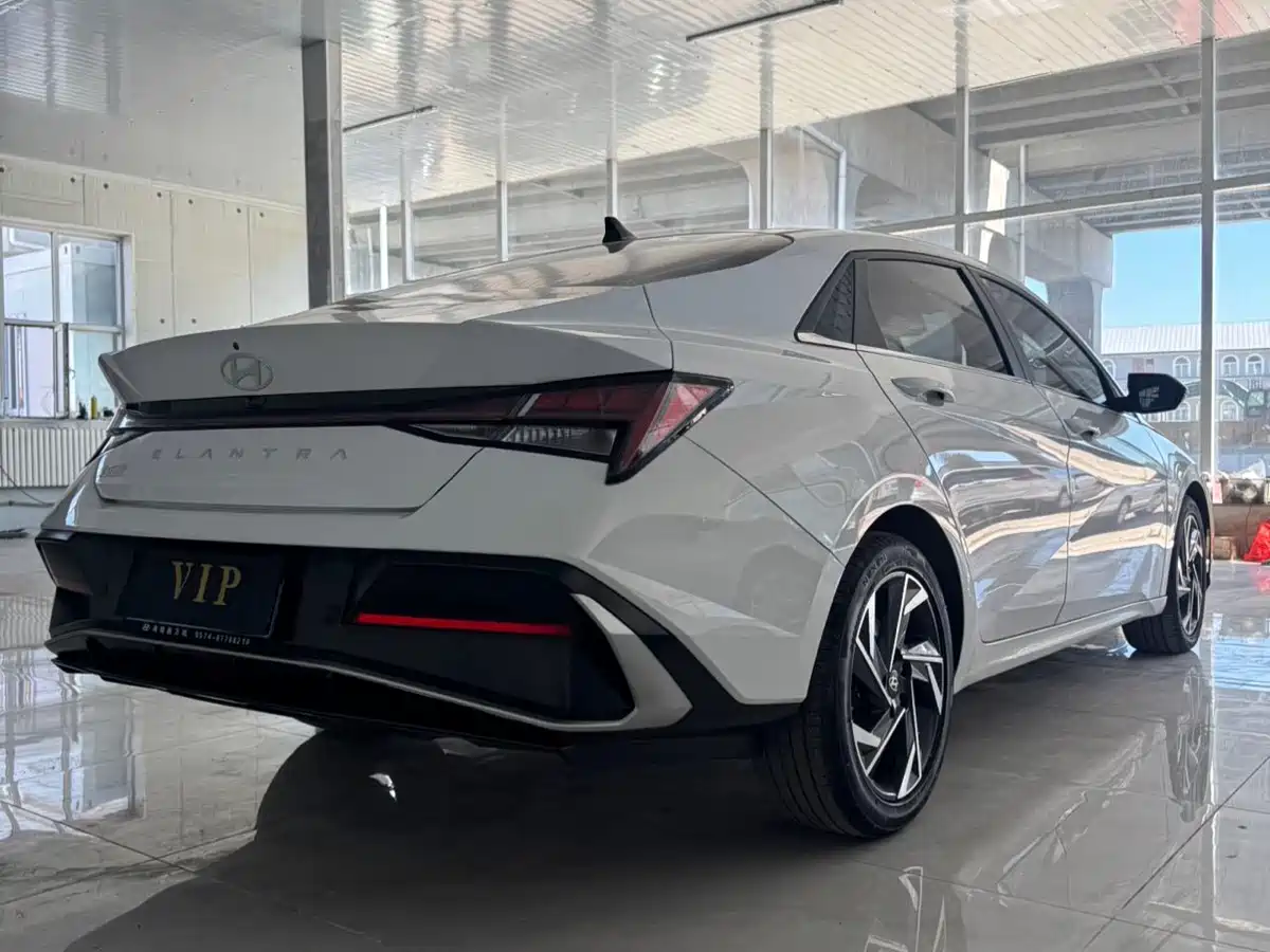 Hyundai Elantra 2023 Model 1.5L CVT LUX Premium Edition фото 6