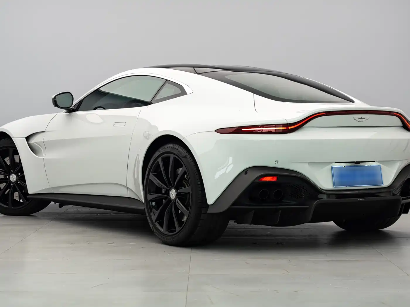 ASTON MARTIN V8 VANTAGE